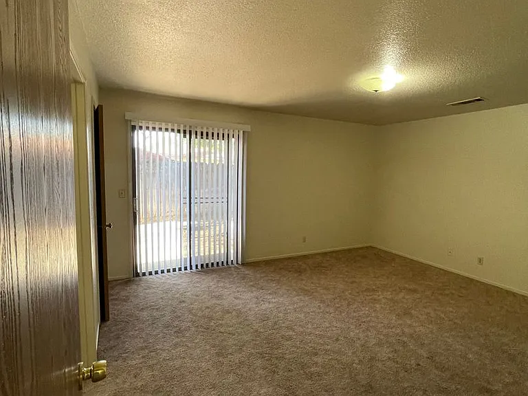 616 Yosemite — Photo 15