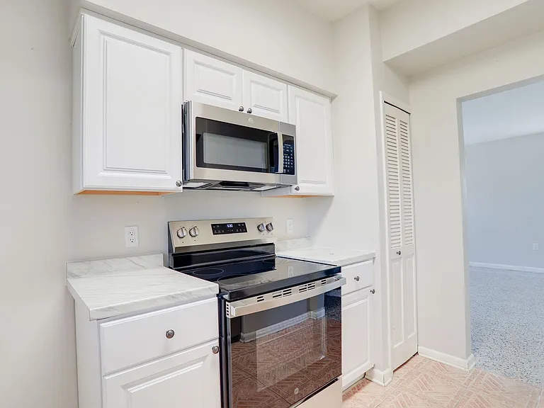434 E Esther St — Photo 10