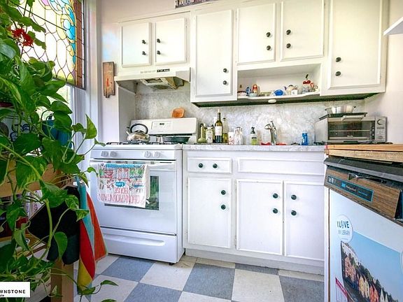 3rd image of 463 Henry St Floor 2
