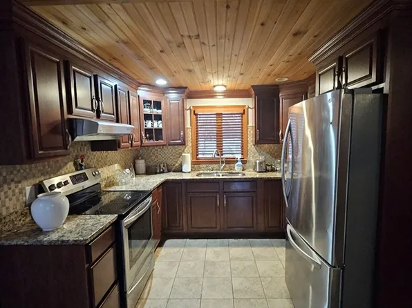 7 Idola St, Westport, MA 02790