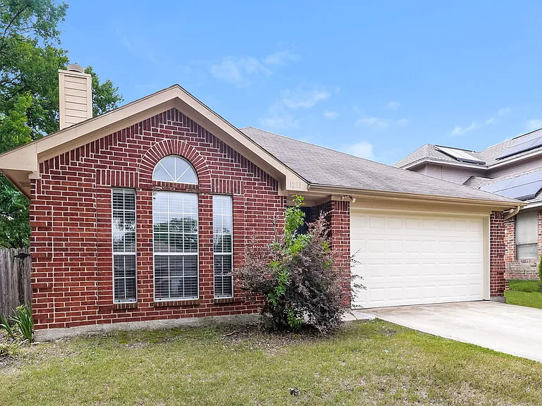 1223 Reeves Ln — Photo 3
