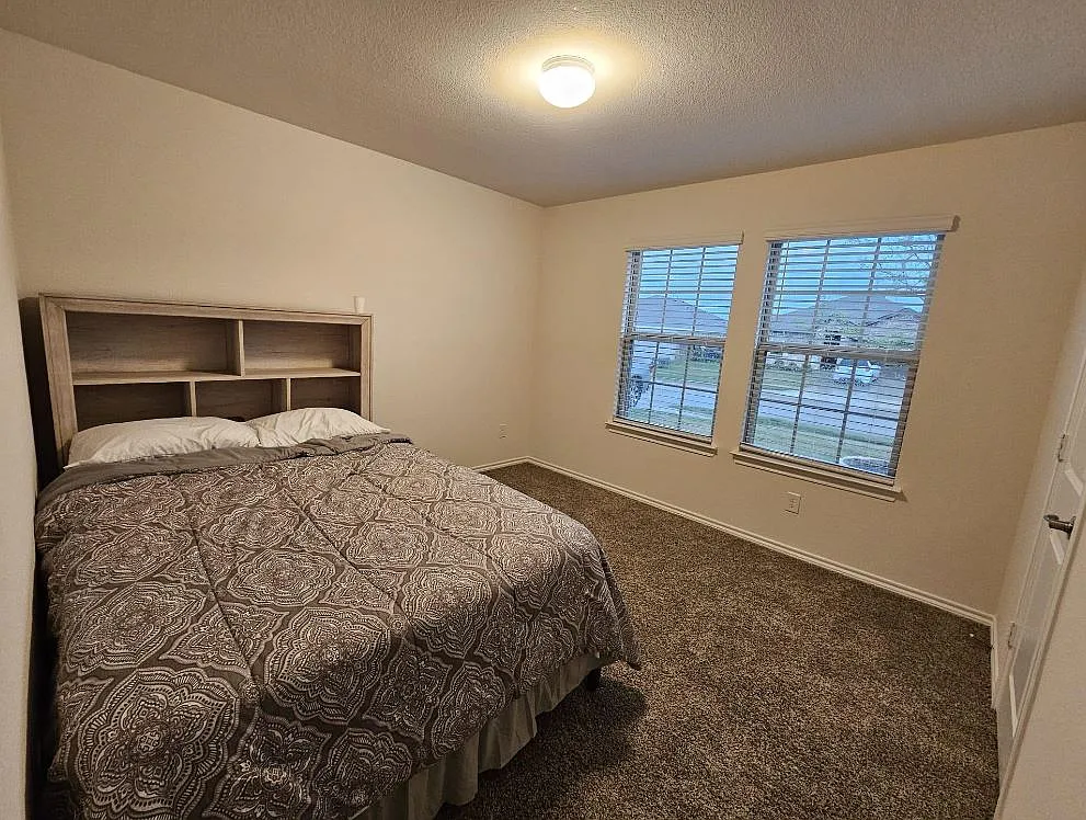 4 bed, 1836 sqft, $2,000 — Photo 3