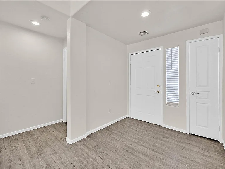 908 Domnus Ln #105 — Photo 8
