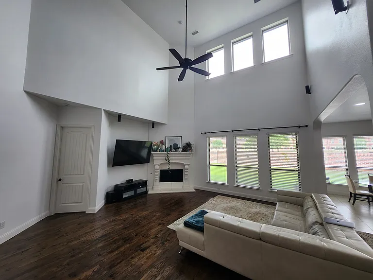 10647 Kingsford Ln — Photo 3