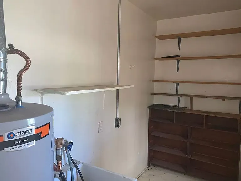 2332 Hoffman Dr NE — Photo 8