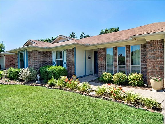 3rd image of 421 La Quinta Cir S