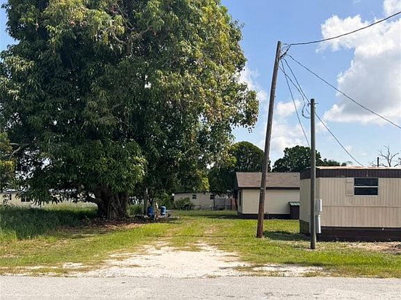 5th image of 968 Lake Dr E