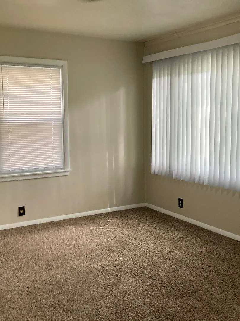 Beatiful 2 Bedroom Home with Garage and Fenced Yar — Photo 4
