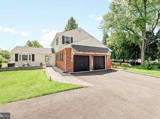 1299 Manor Dr, Warminster, PA 18974