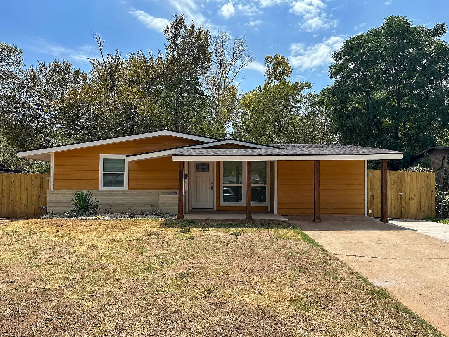 4 bed, $2,600 — Photo 1