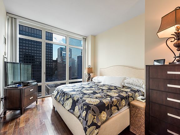 3rd image of 207 E 57th St APT 28B