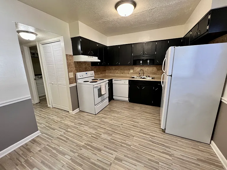 Mayfair Apartments — Photo 126