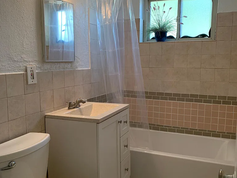 2526 N Oak St — Photo 12