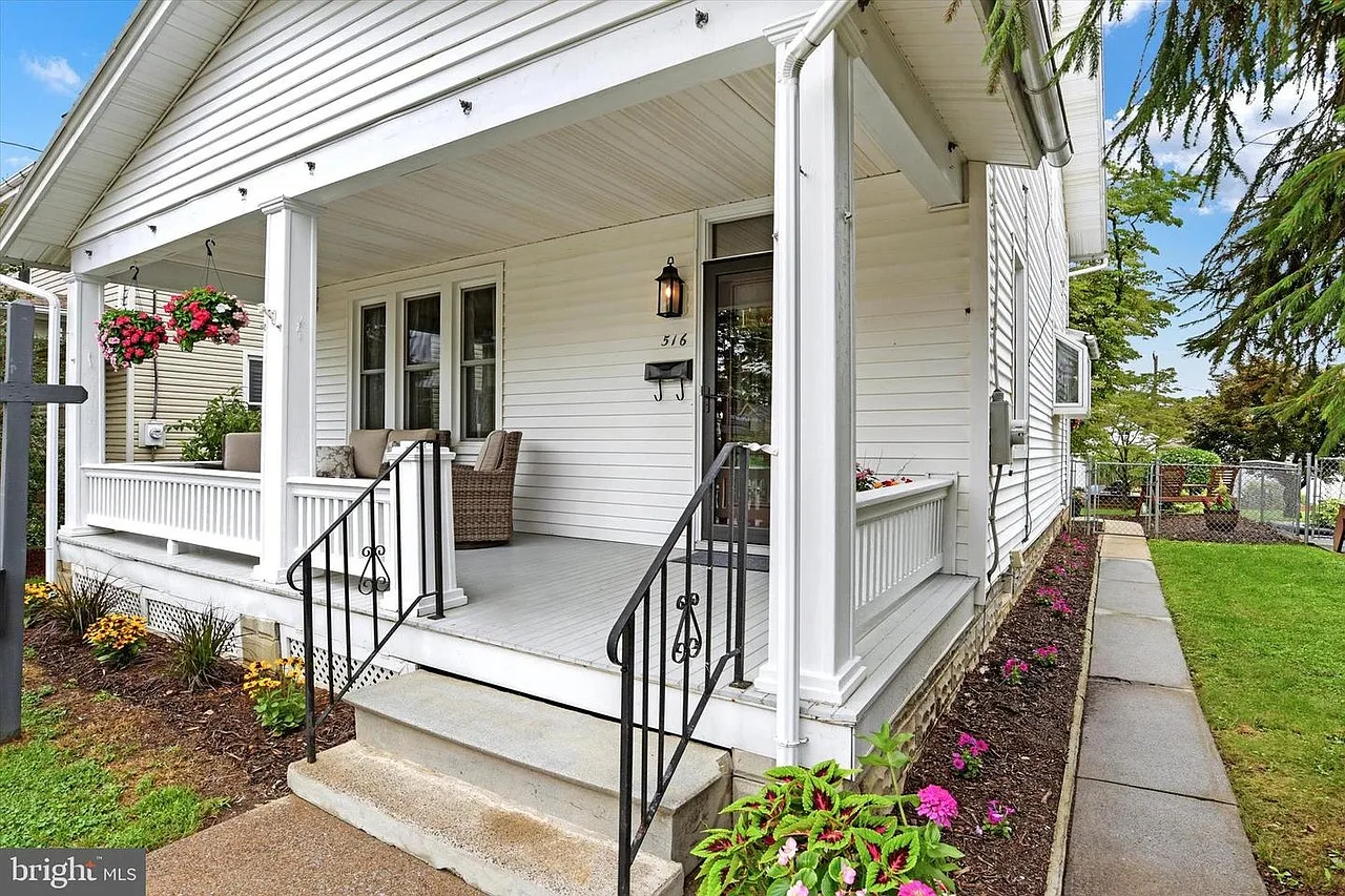 3 bed, 1.5 bath, 1210 sqft, $2,100 — Photo 3