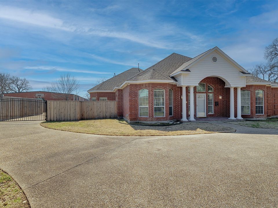 1st image of 840 W Pioneer Dr