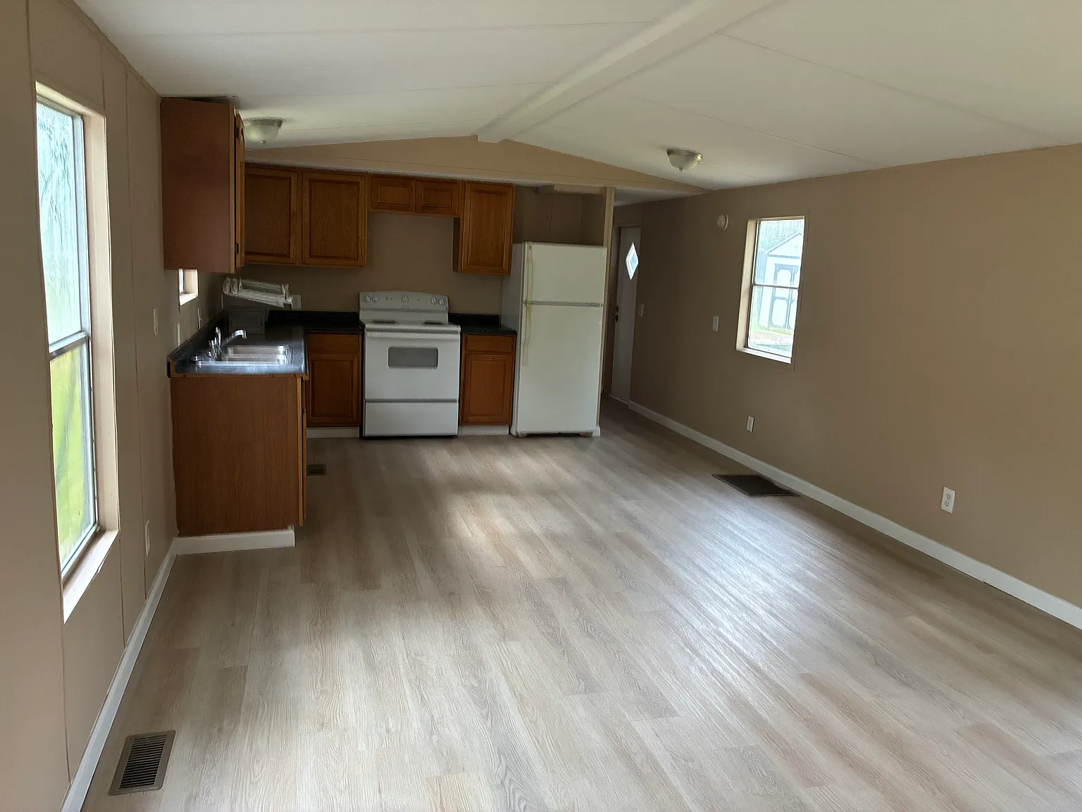 2 bed, 1.5 bath, 784 sqft, $925 — Photo 3