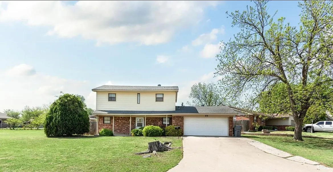3 bed, 1.5 bath, 1300 sqft, $1,395 — Photo 1