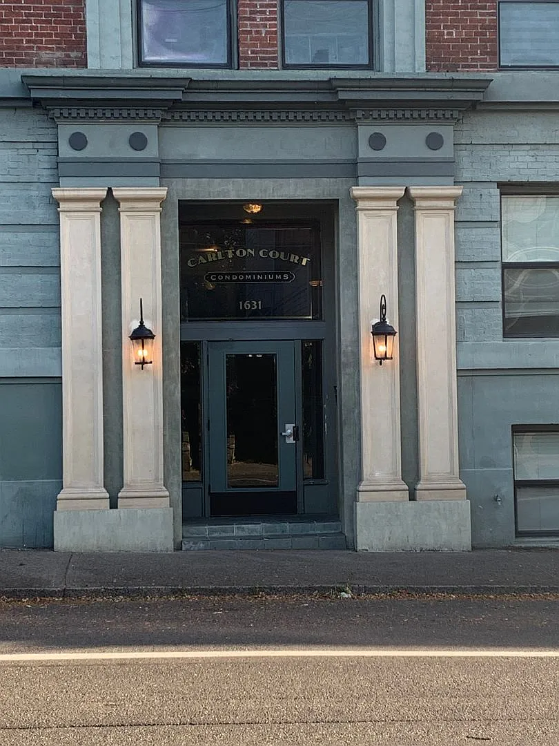Historic Charm in the Heart of NW Portland | Studio with In-Unit W/D! Move In Special August Rent... — Photo 1