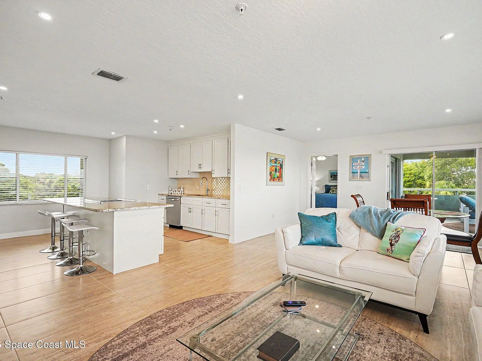 3 bed, 2.0 bath, 1637 sqft, $2,700 — Photo 4