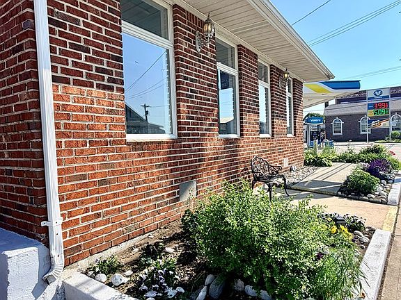 4th image of 4134 Main St
