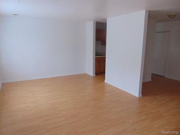 3rd image of 6 Eden Park Dr