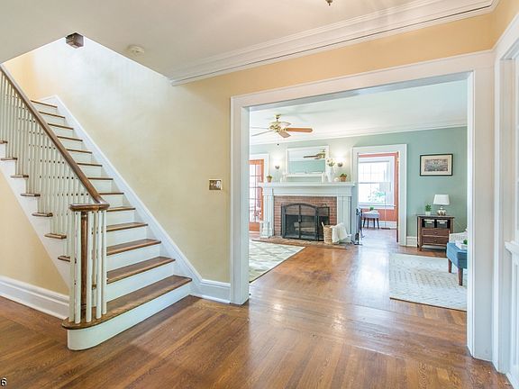 2nd image of 464 Richmond Ave