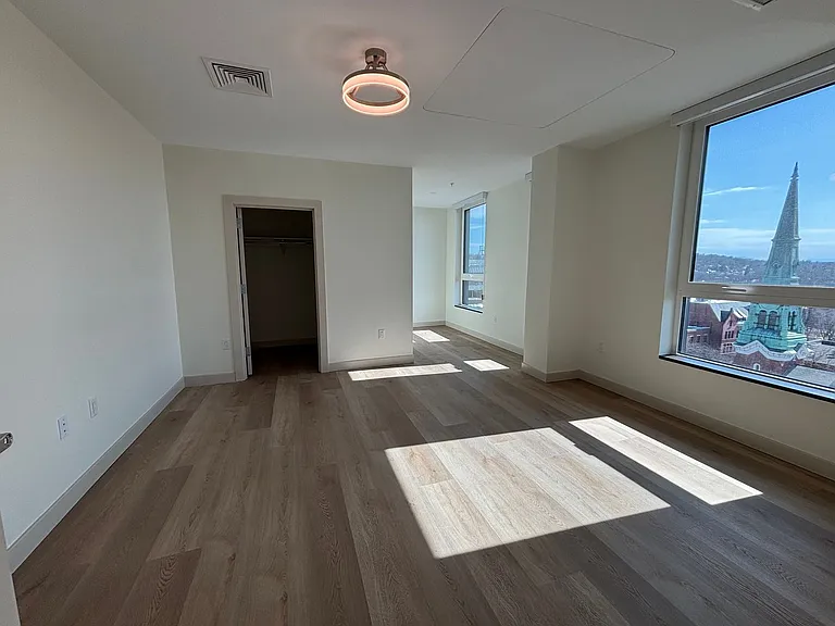 Bank Street Apartments at Burlington Square — Photo 17