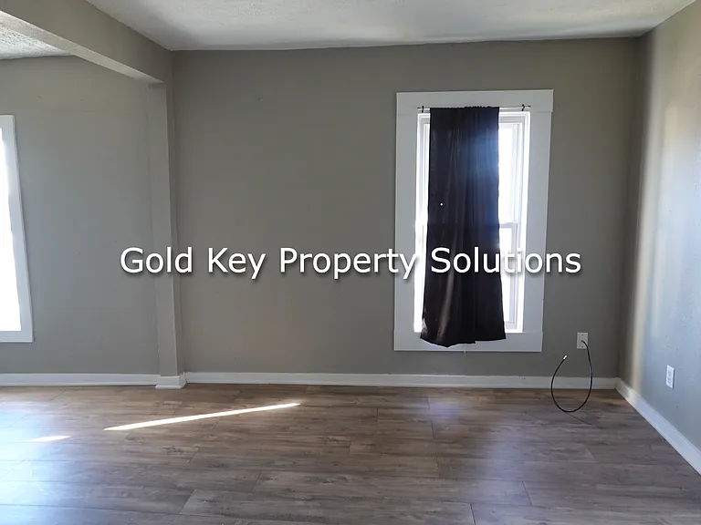 2233 E Lynn Street — Photo 18