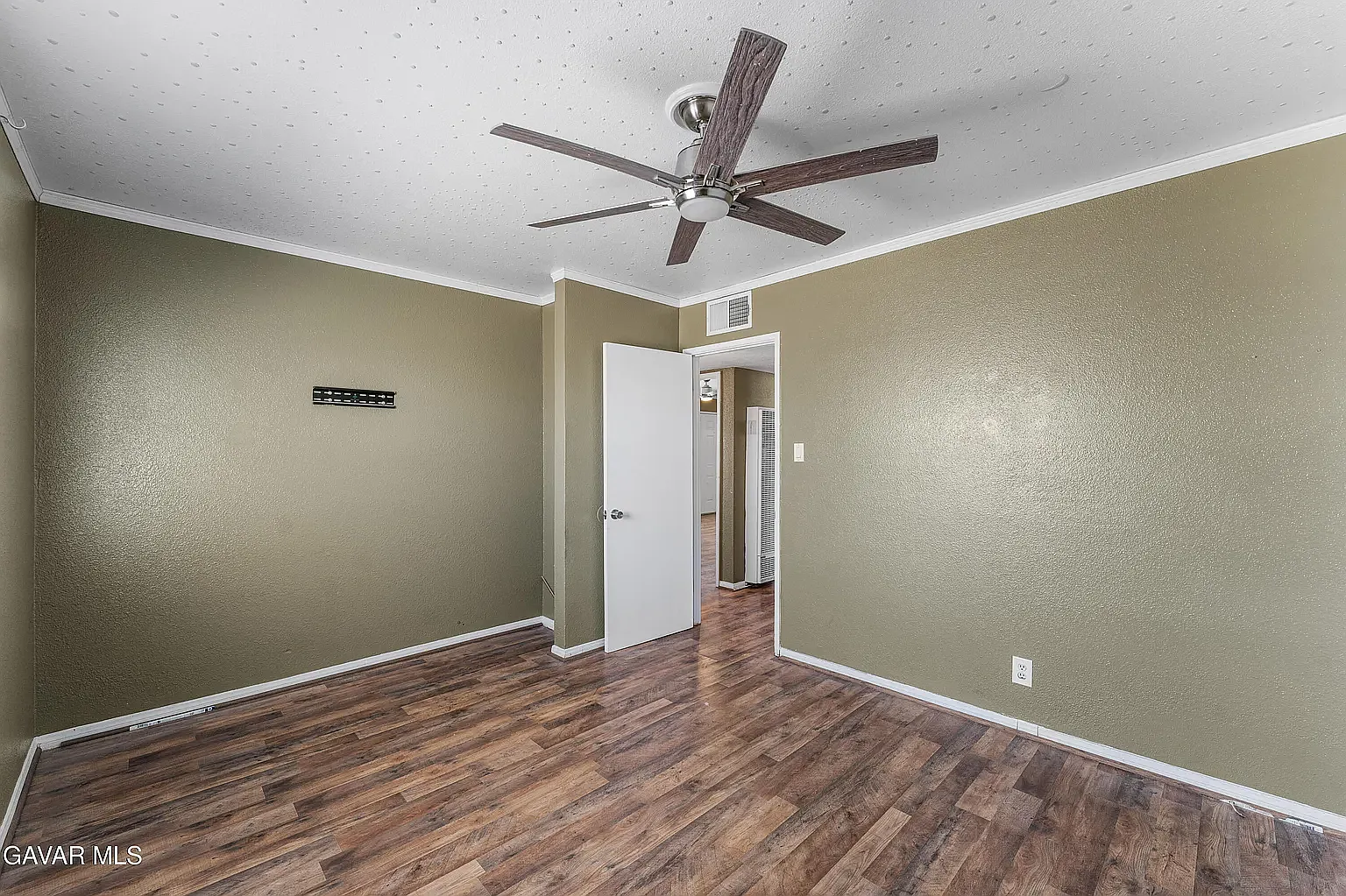 3 bed, 1093 sqft, $1,900 — Photo 4