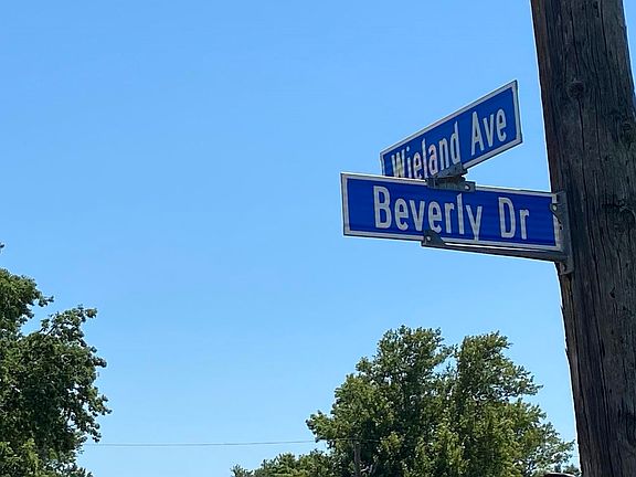5th image of 414 Beverly Dr