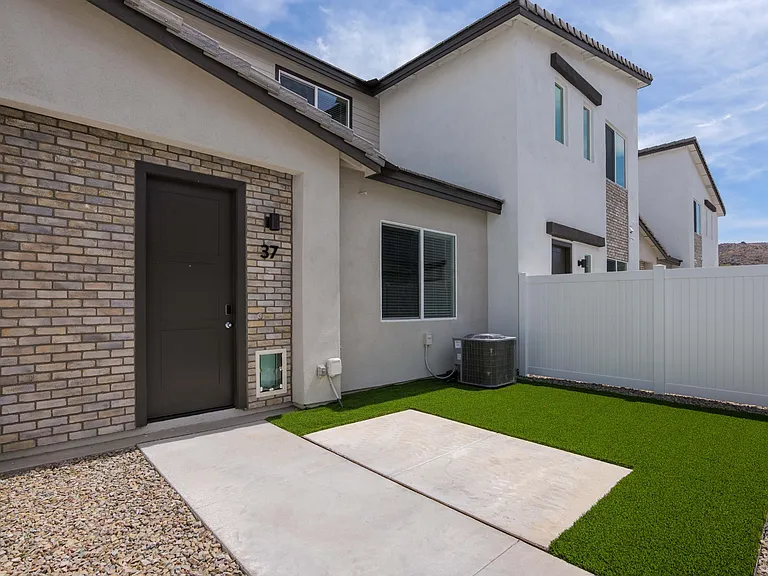 Corsica Villas at 20th Street — Photo 1