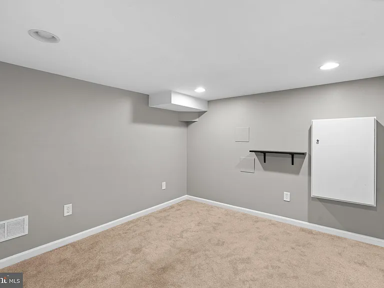 300 S Robinson St — Photo 33
