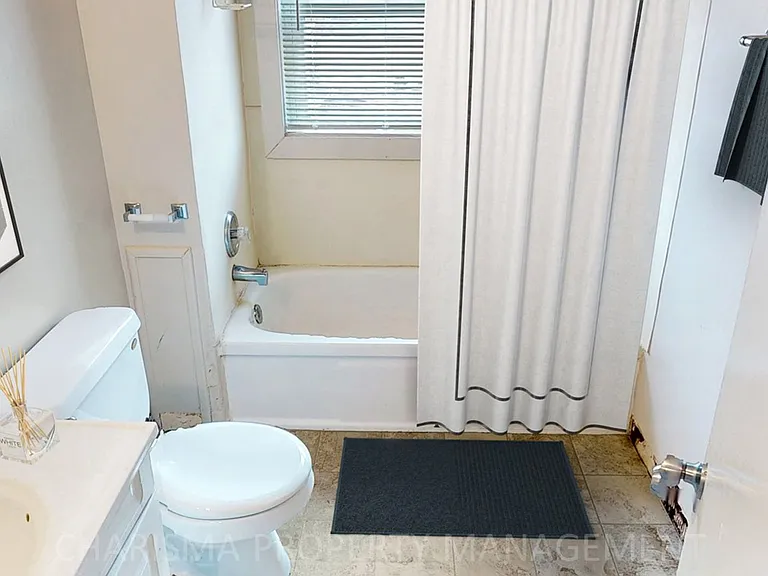 817 W 11th St #4 — Photo 11