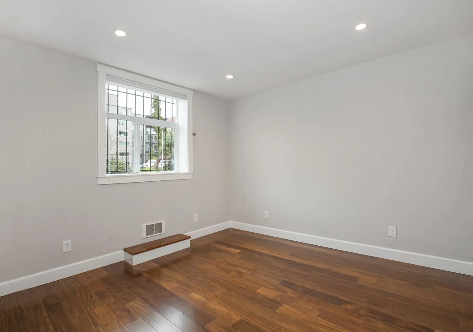 Blaine Apartments — Photo 4