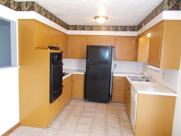 2nd image of 958 Cree Ave