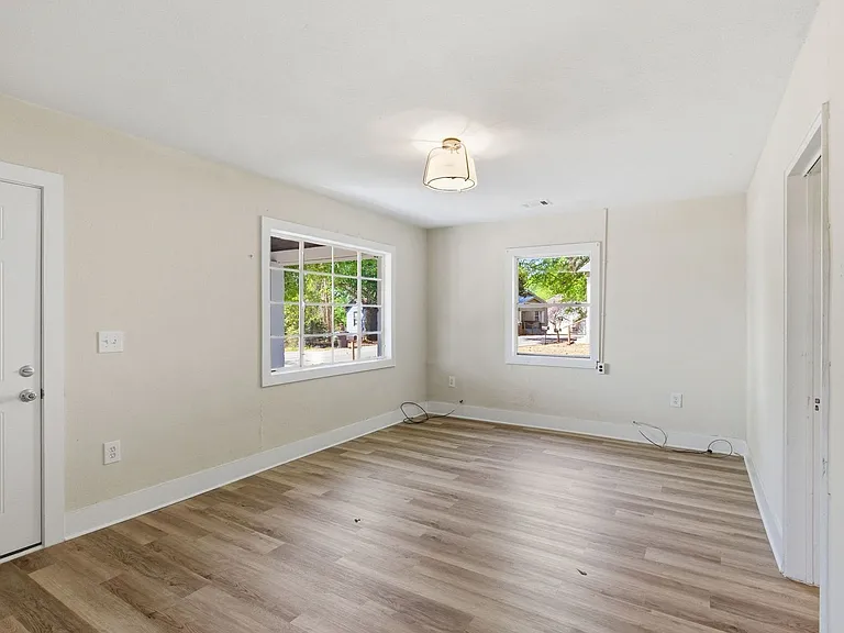 116 Chester Ave — Photo 9