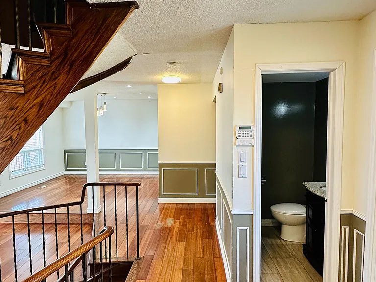 52 Moffatt Ave — Photo 6