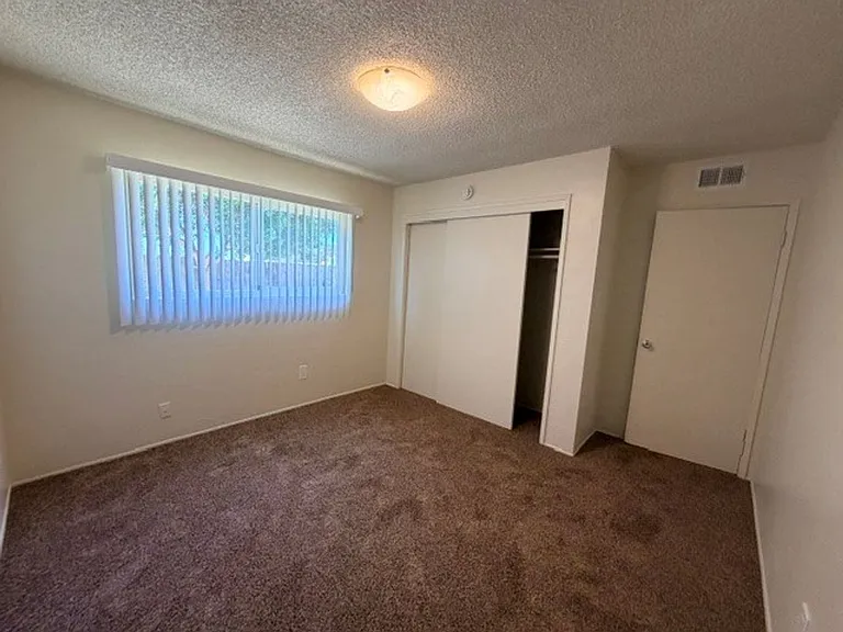 525 Douglas St — Photo 3
