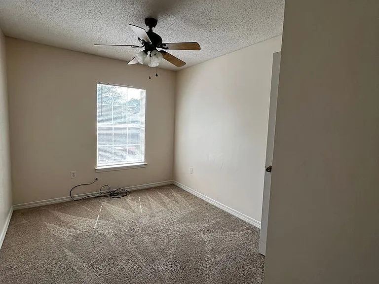 202 Johnson Ct — Photo 3