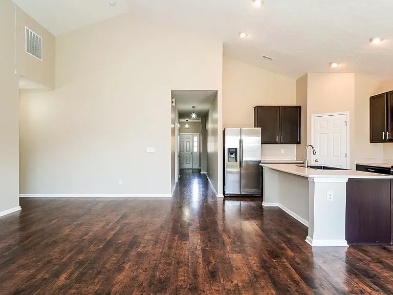 823 Fieldstone Dr — Photo 3