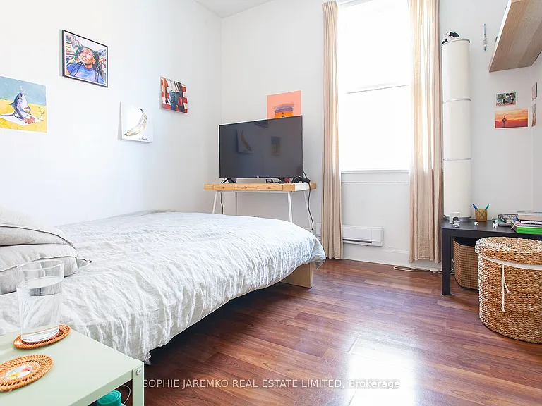 2102A Dundas St W — Photo 11