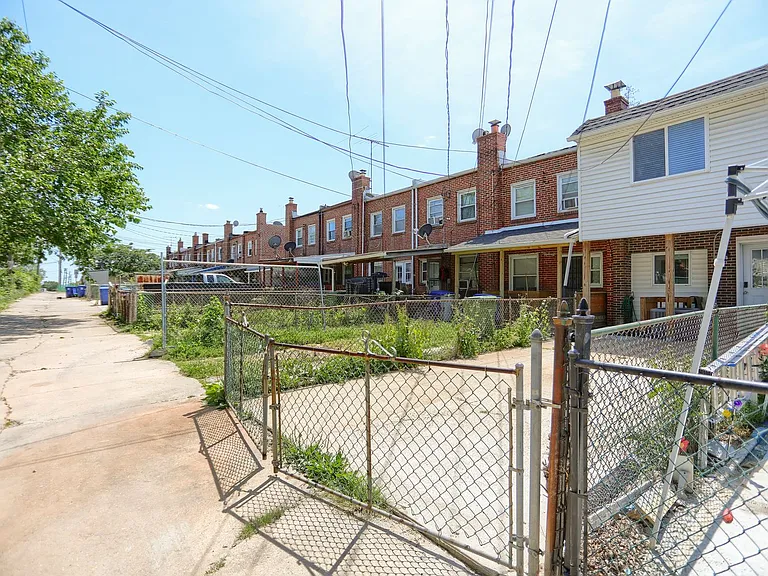 1207 Anglesea St — Photo 24
