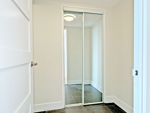 5th image of 666 Spadina Ave #1712