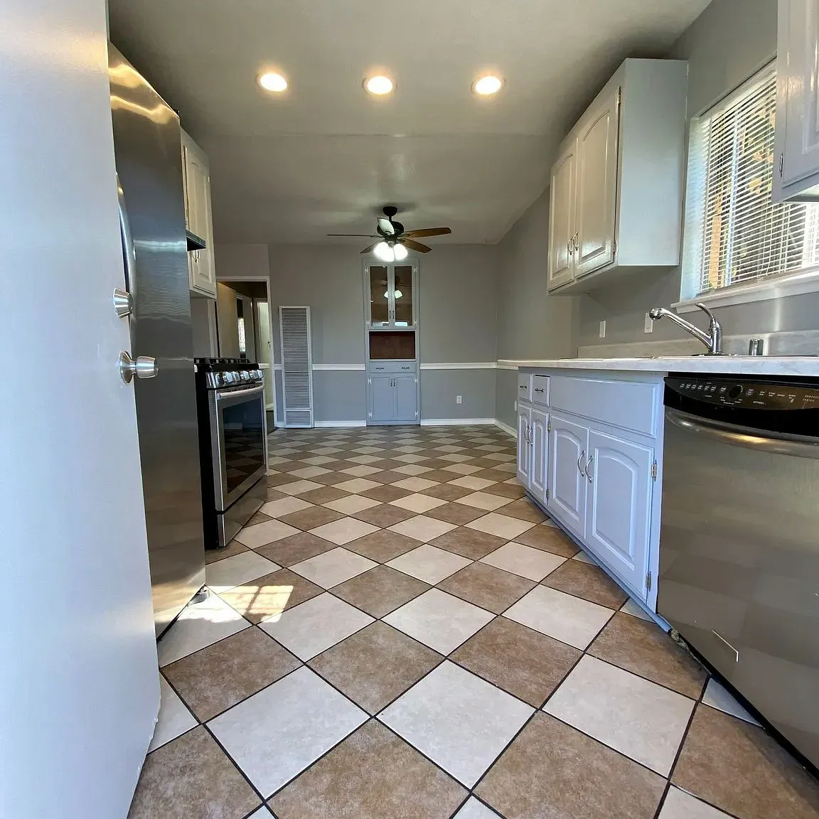 2037 Lime Avenue — Photo 3