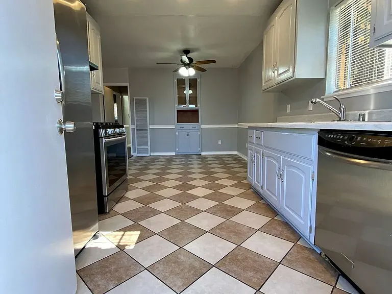 2037 N Lime Ave — Photo 3