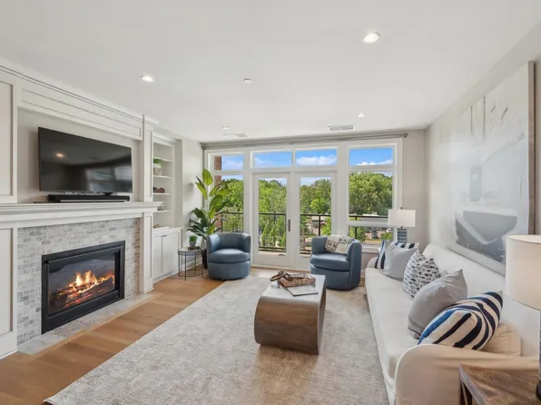 875 Lake St N APT 309, Wayzata, MN 55391