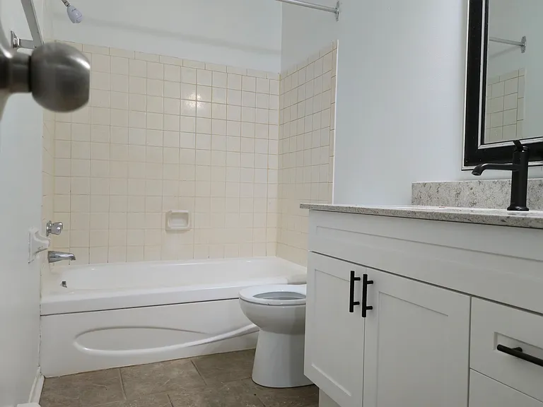 646 Indian Rd N — Photo 10
