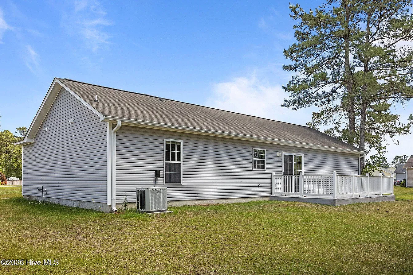 3 bed, 1002 sqft, $1,800 — Photo 3