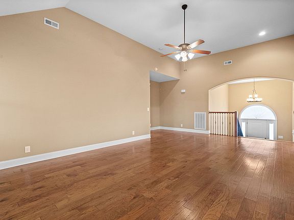 3rd image of 801 Primrose Ct