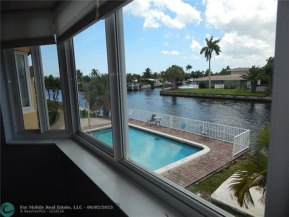 3rd image of 840 NE Pine Dr #205